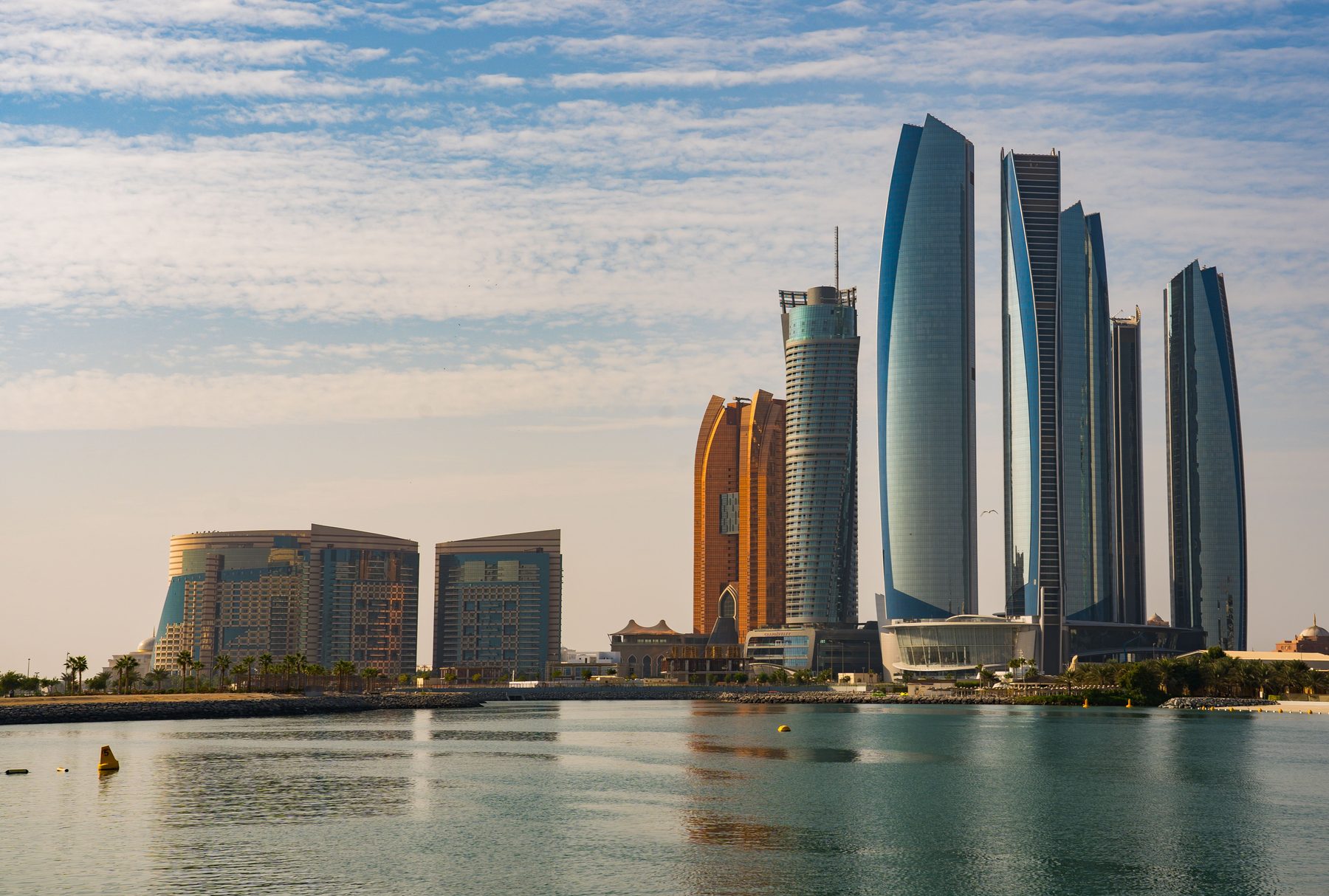 Abu Dhabi — skyline al atardecer