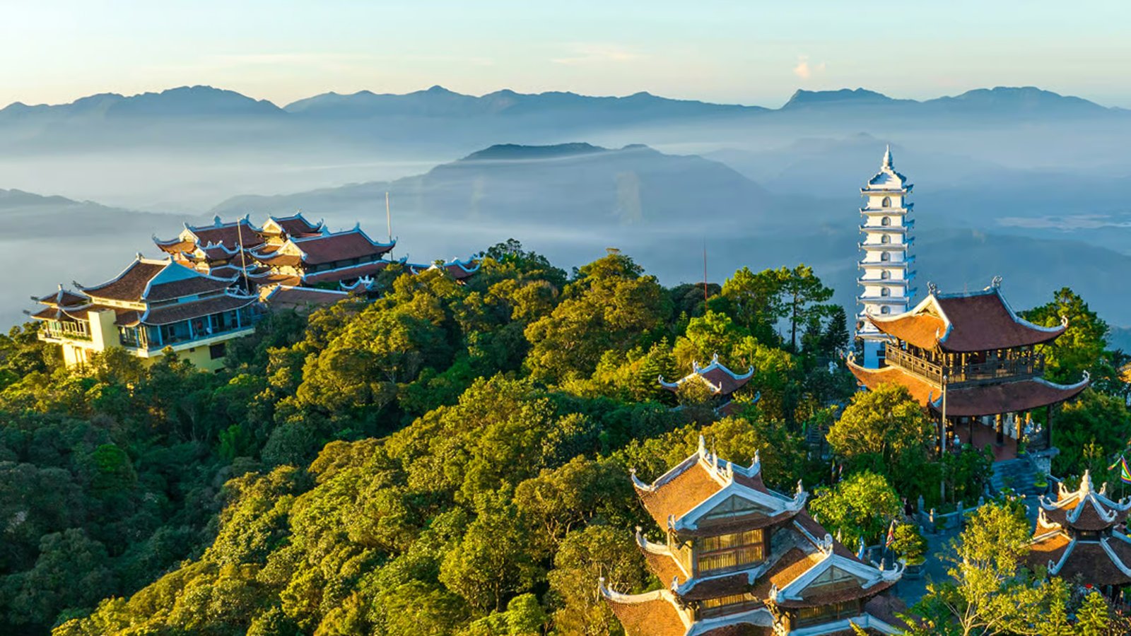 Bà Nà Hills — la pagoda Linh Ứng sobre la niebla